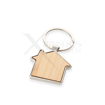 Chaveiro de metal com detalhe em bambu no formato de uma casa  X18909